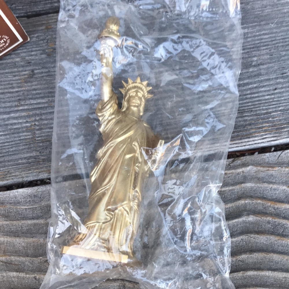 Avon:STATUE OF LIBERTY CENTENNIAL DECANTER